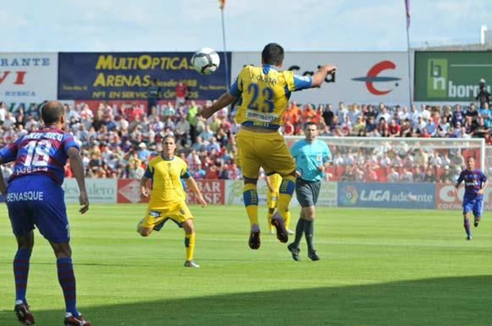 El equipo amarillo vuelve a los puestos de descenso y se complica la vida al perder por dos goles a uno frente al Huesca

Foto: LOF