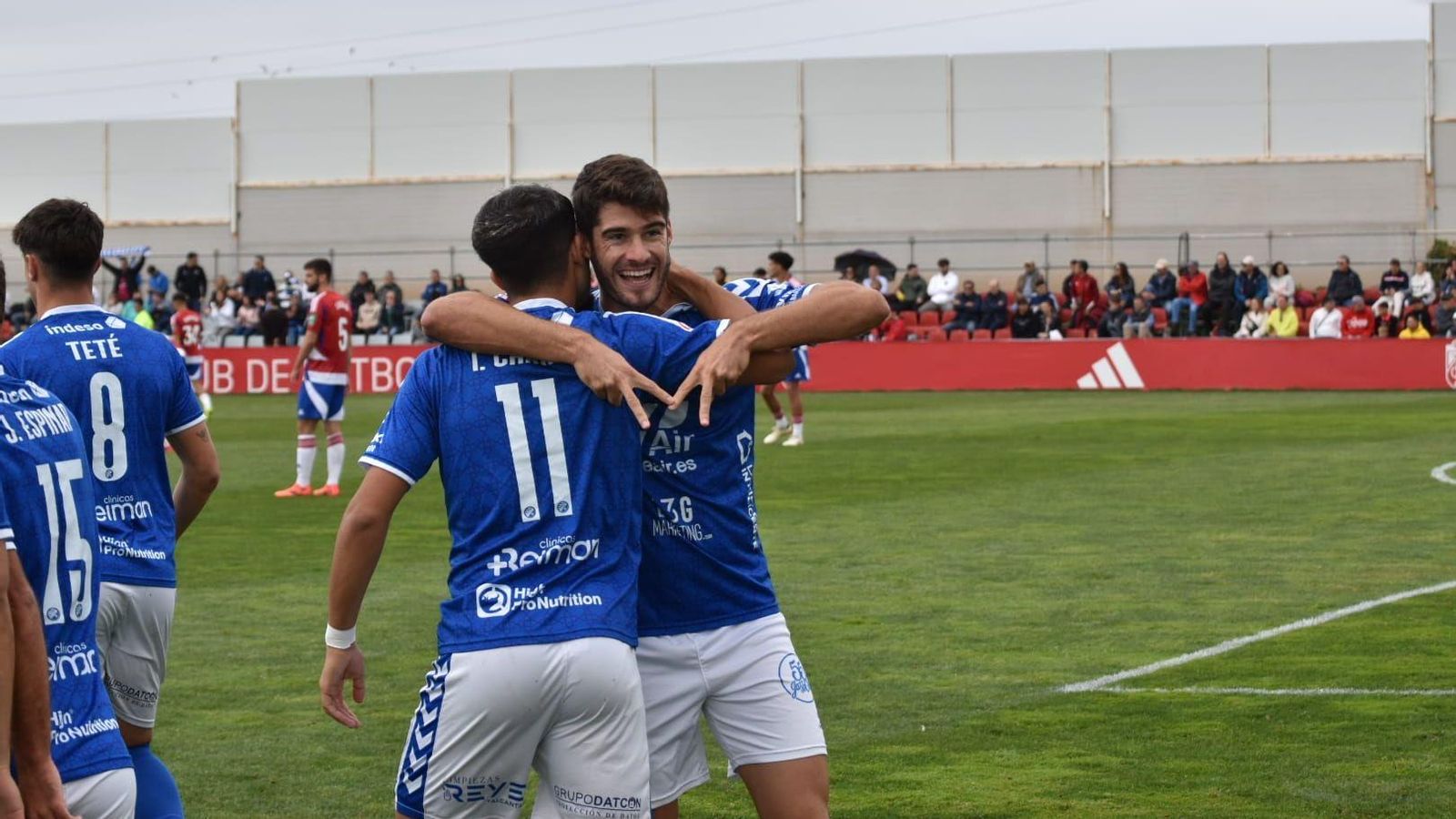 Abraham e Ilias Charid celebran el primer gol del ariete en Granada. Abraham e Ilias Charid celebran el primer gol del ariete en Granada.