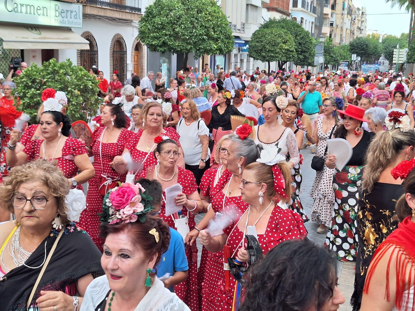 Las mujeres, vestidas con traje de flamenca, inician su camino hacia el recinto ferial.