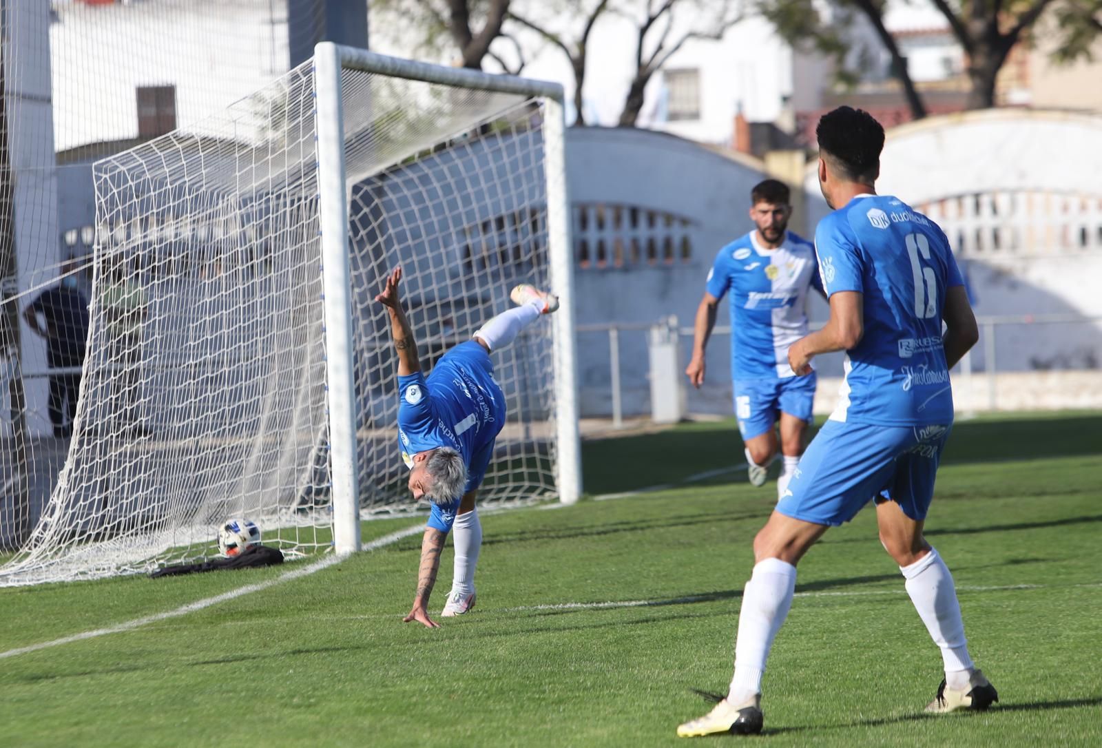 Pato abrió el marcador y celebró su diana con una voltereta.