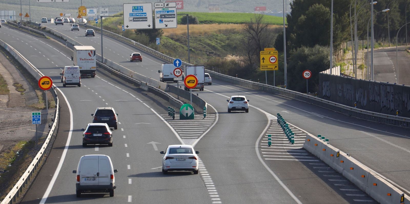 Vehículos circulan por la A-4  a su paso por Córdoba.