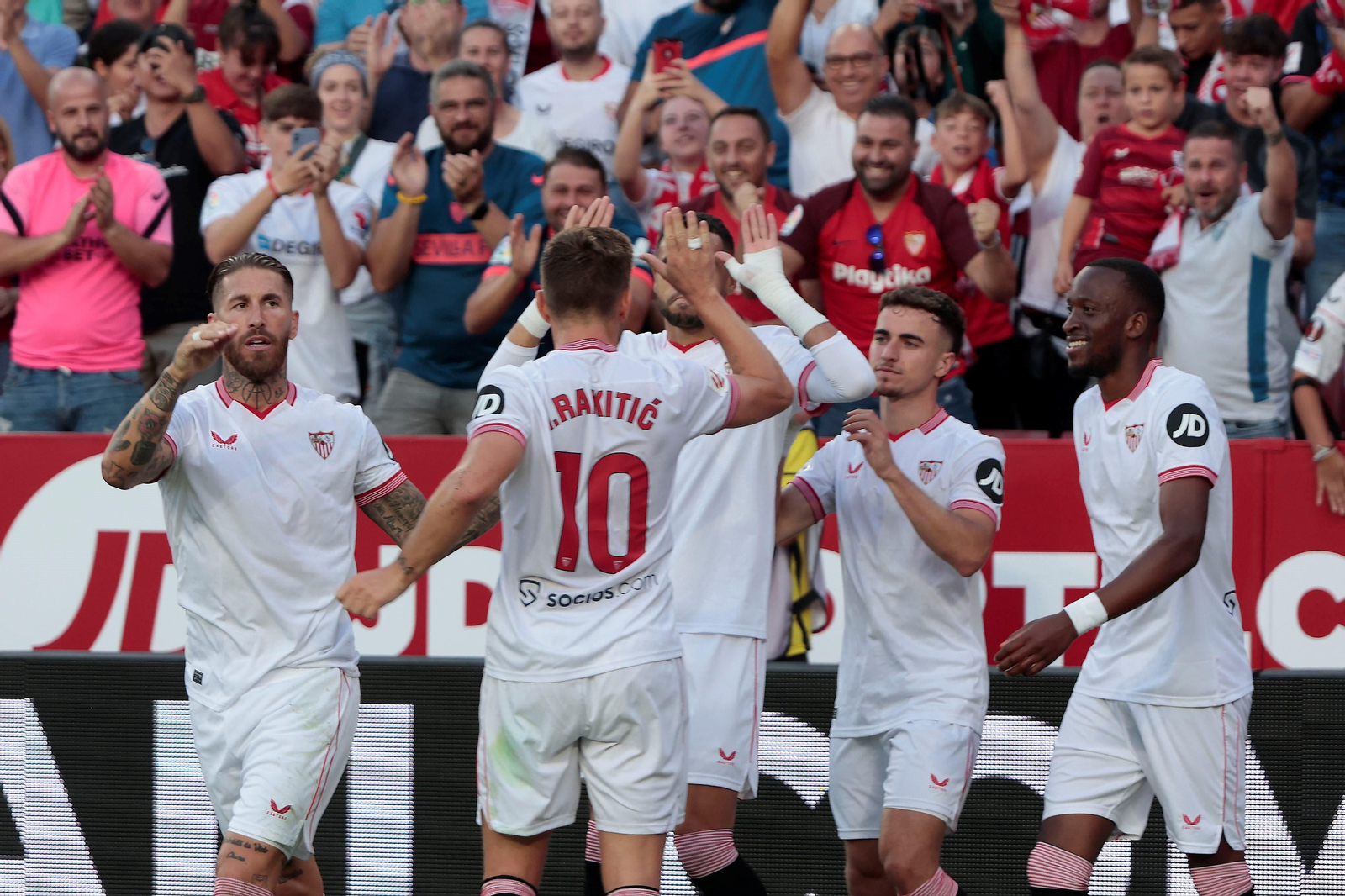 Sergio Ramos busca a Rakitic para celebrar el gol de Lukébakio ante En-Nesyri y Pedrosa.