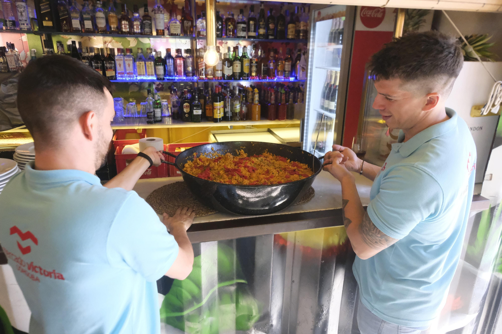 La jornada del perol cordobés en el Mercado Victoria, en imágenes