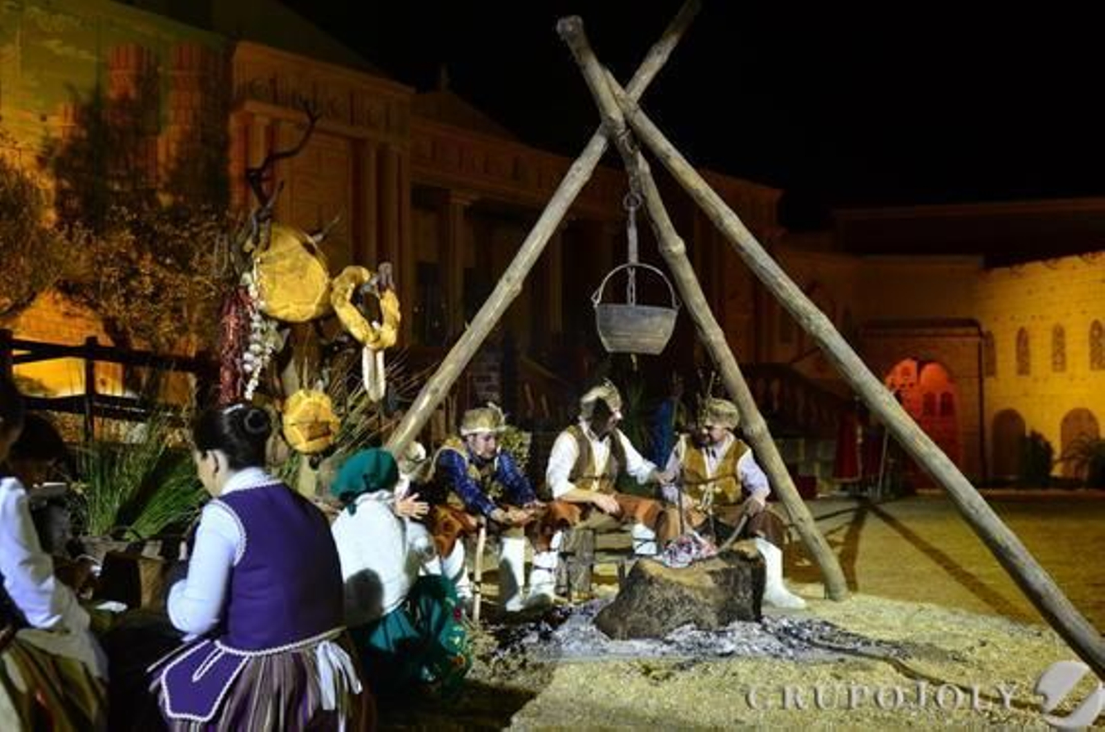 La primera representación del Auto de los Reyes Magos en Los Pedroches consigue un lleno absoluto pese al mal tiempo.

Foto: Sánchez Ruiz