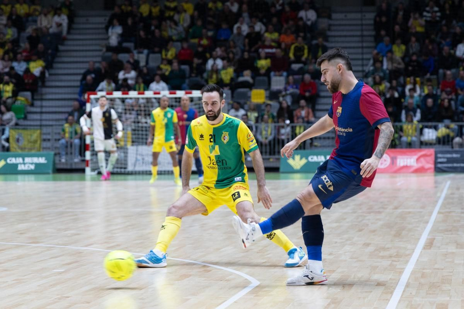 La fiesta amarilla en la goleada del Jaén FS al Barça, en imágenes