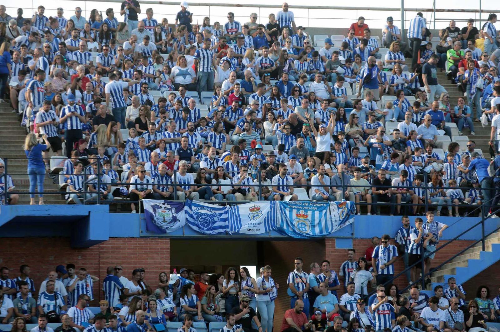 Imágenes del gran ambiente en el Nuevo Colombino en el ascenso del Recre
