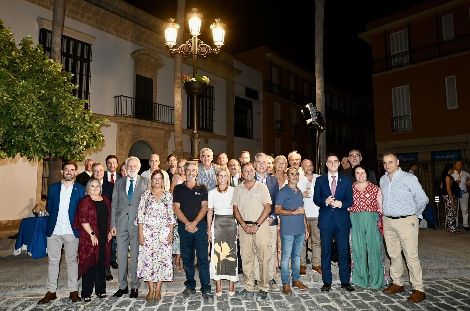 Las alcaldesas de Jerez y Haro inauguran una farola conmemorativa por ser las primeras ciudades de España en tener alumbrado público eléctrico en 1890.