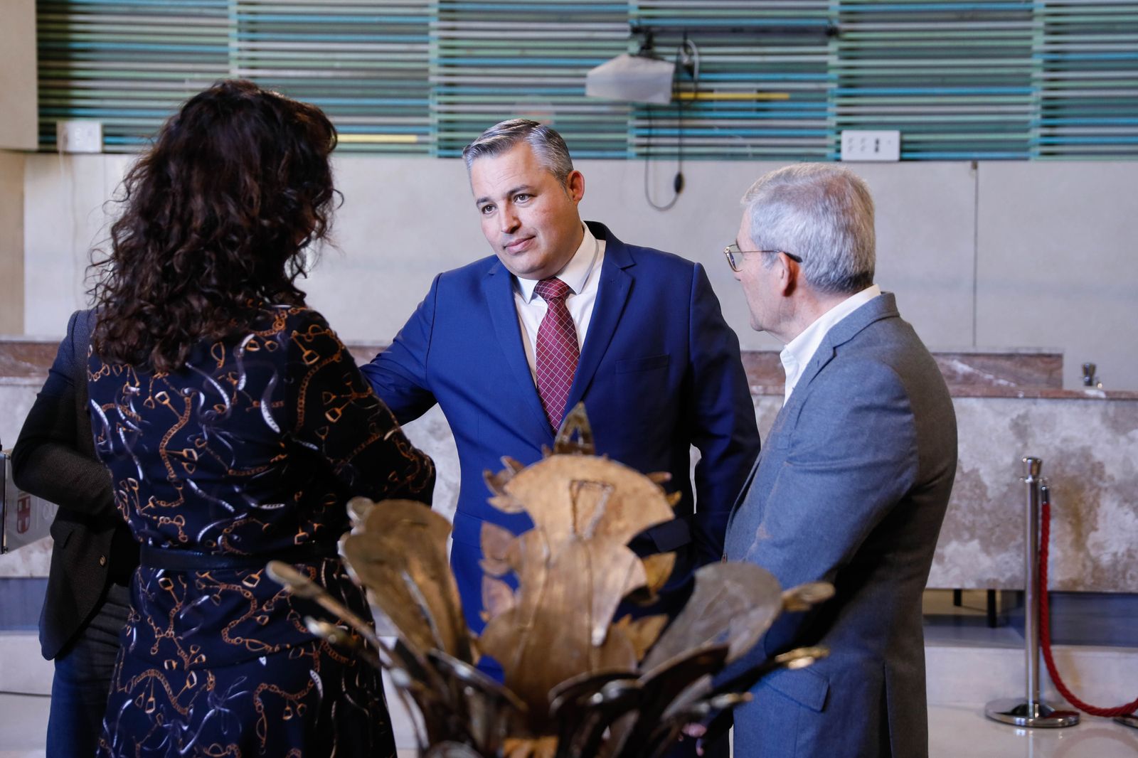 Imágenes de la entrega de las coronas a los emisarios de sus Majestades los Reyes Magos de Oriente