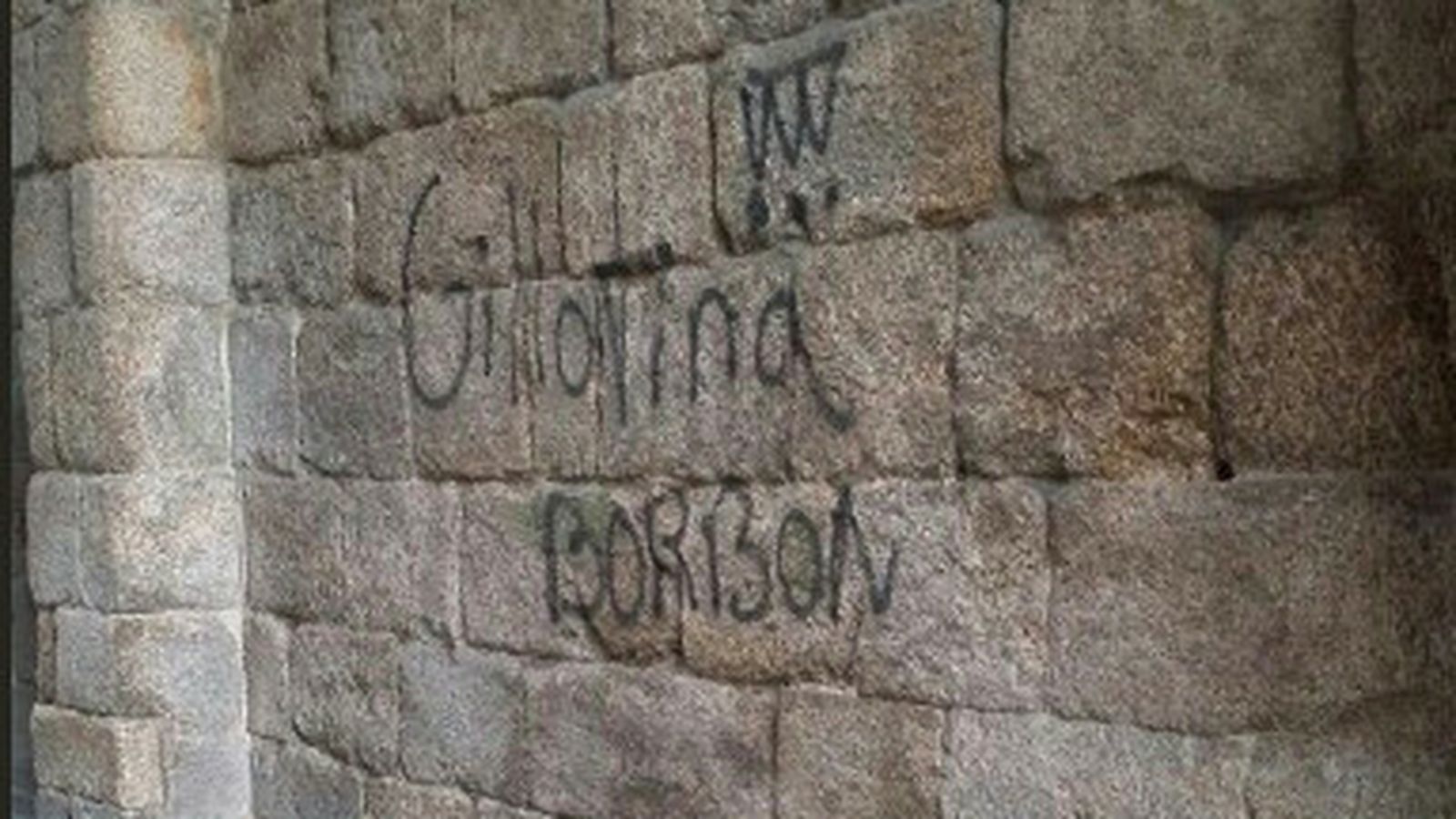 Otra de las pintadas, ésta en contra de la Casa Real.