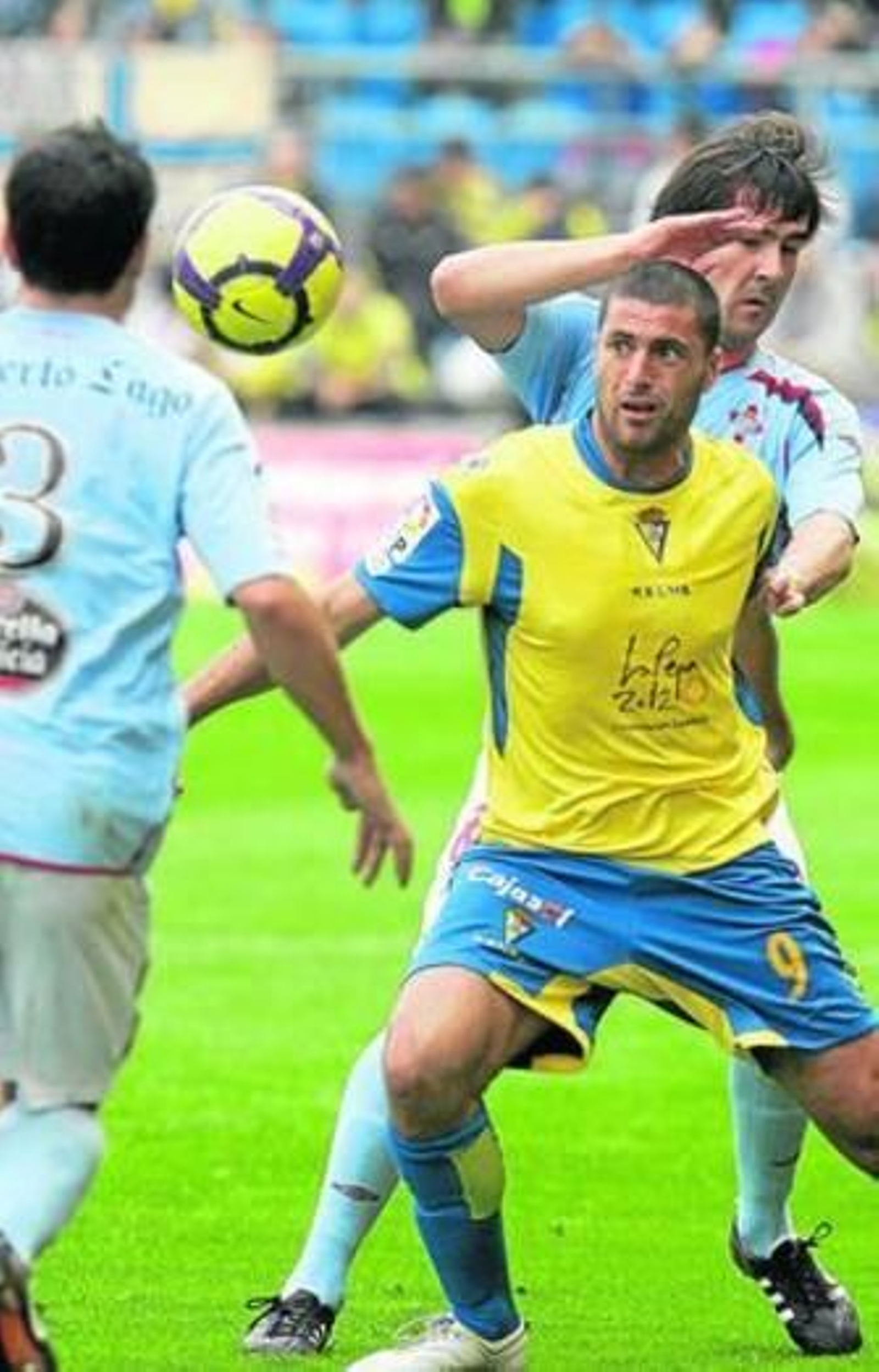 Diego Tristán (9), durante el encuentro de ayer.