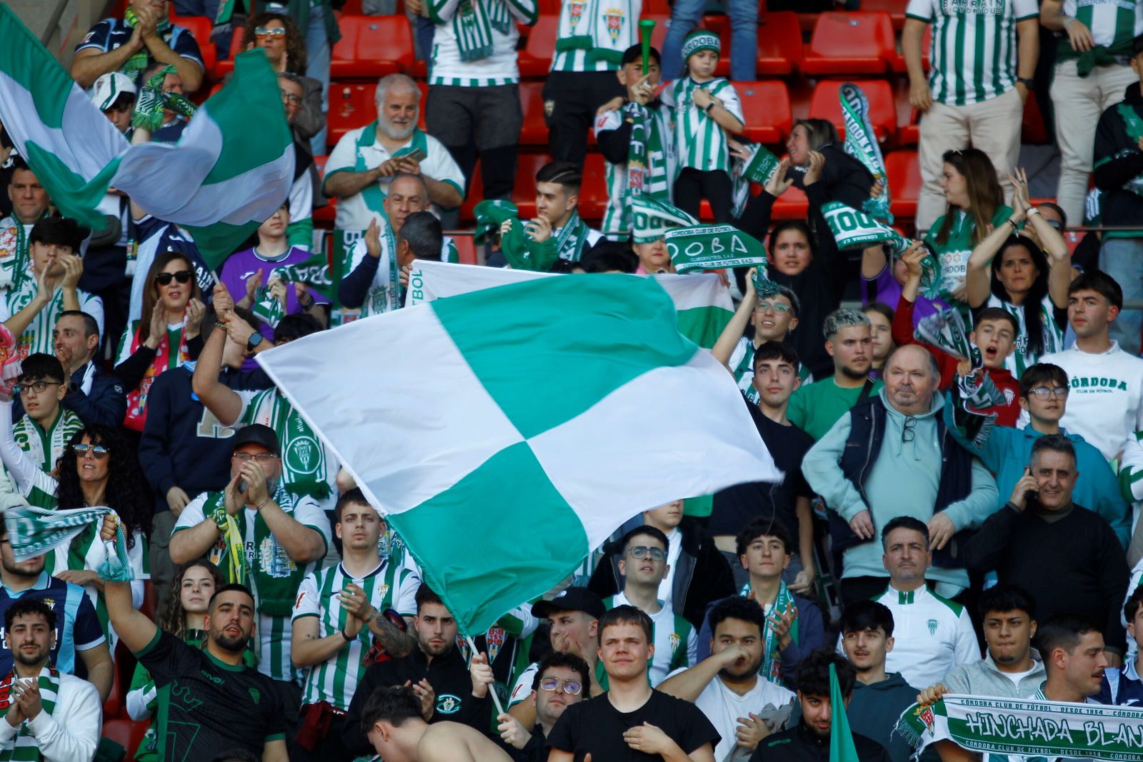 El Córdoba CF nunca camina solo: las fotos de la afición blanquiverde en Almería