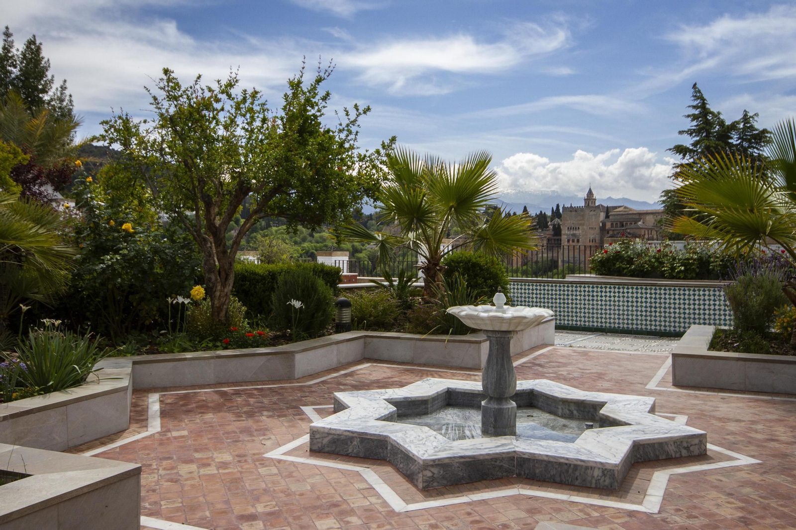 Fotos: la Mezquita Mayor de Granada, vacía por el confinamiento durante el Ramadán