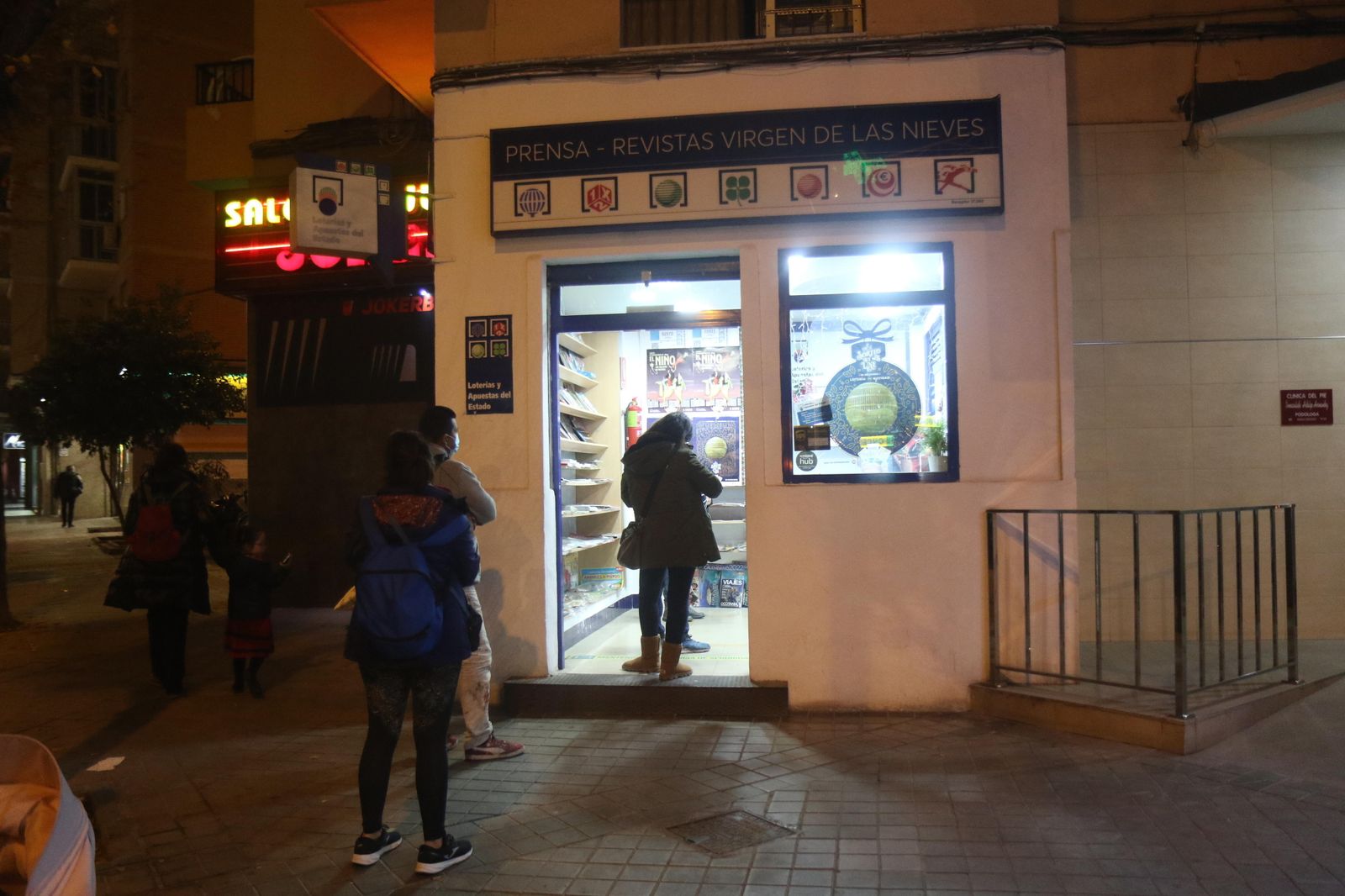 Lotería de Navidad en Granada: Colas y mucha ilusión para comprar el décimo de última hora