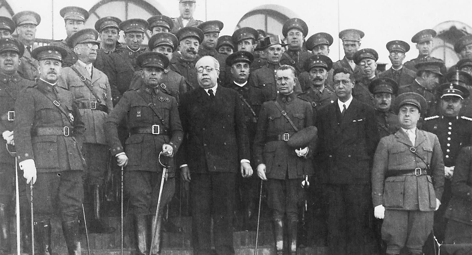 Manuel Azaña y la guarnición de Cádiz. a su derecha, el coronel Varela