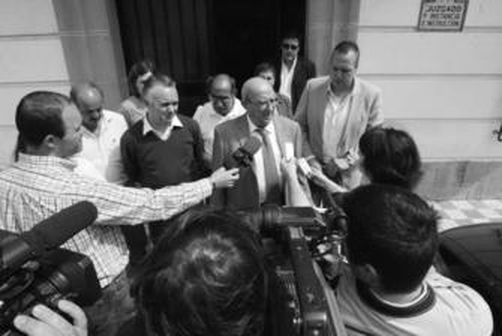 El alcalde de San Roque, José Vázquez, a la salida del juzgado junto a sus compañeros del equipo de gobierno, ayer.