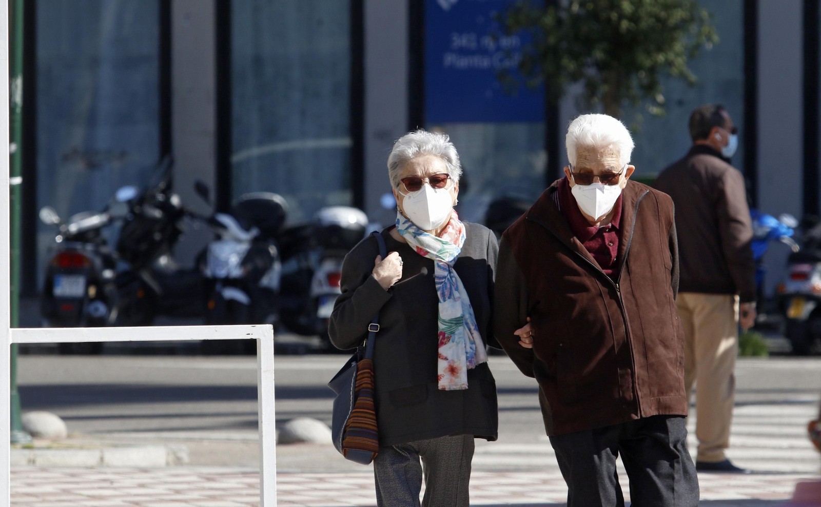 Dos personas mayores caminan en Córdoba.