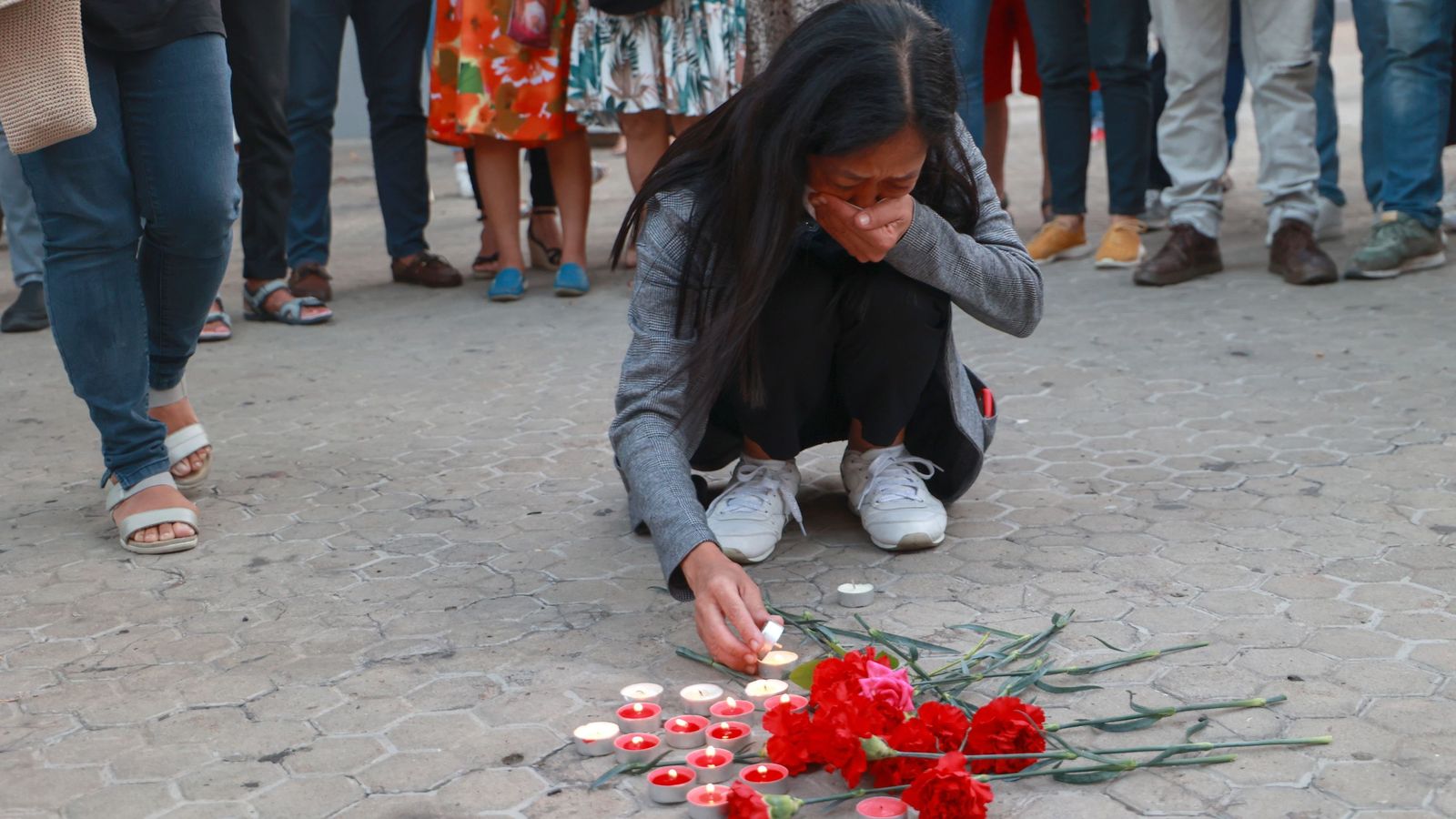 Vecinos, familiares y amigos de  la filipina asesinada mantienen un minuto de  silencio en el barrio de  la Macarena.