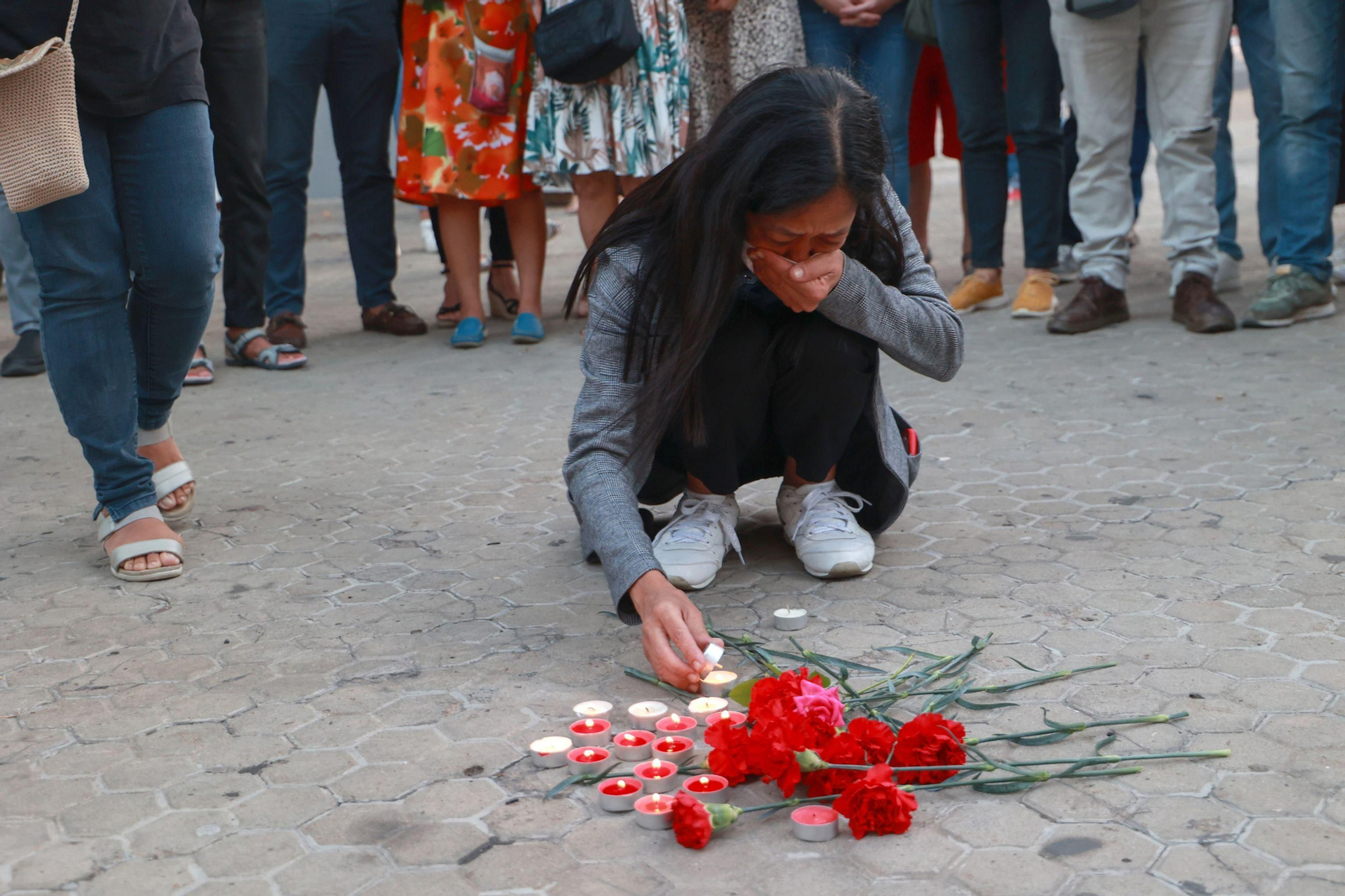Vecinos, familiares y amigos de  la filipina asesinada mantienen un minuto de  silencio en el barrio de  la Macarena.