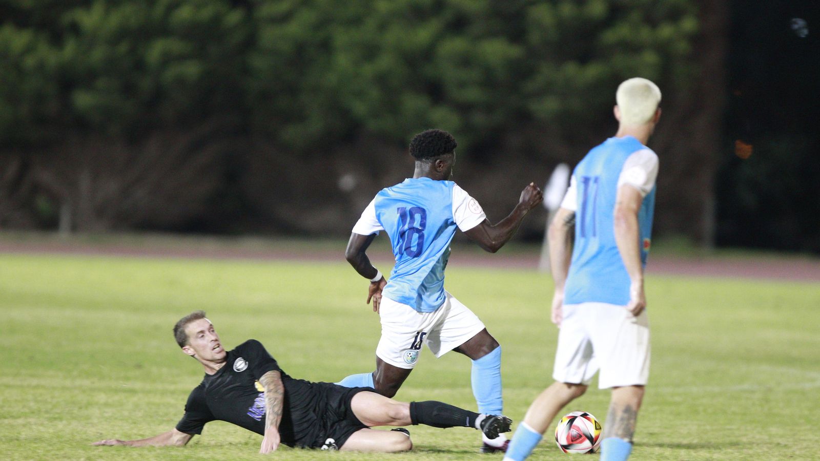 El celeste Mario Mendes sortea la entrada de un rival durante un partido de esta temporada.