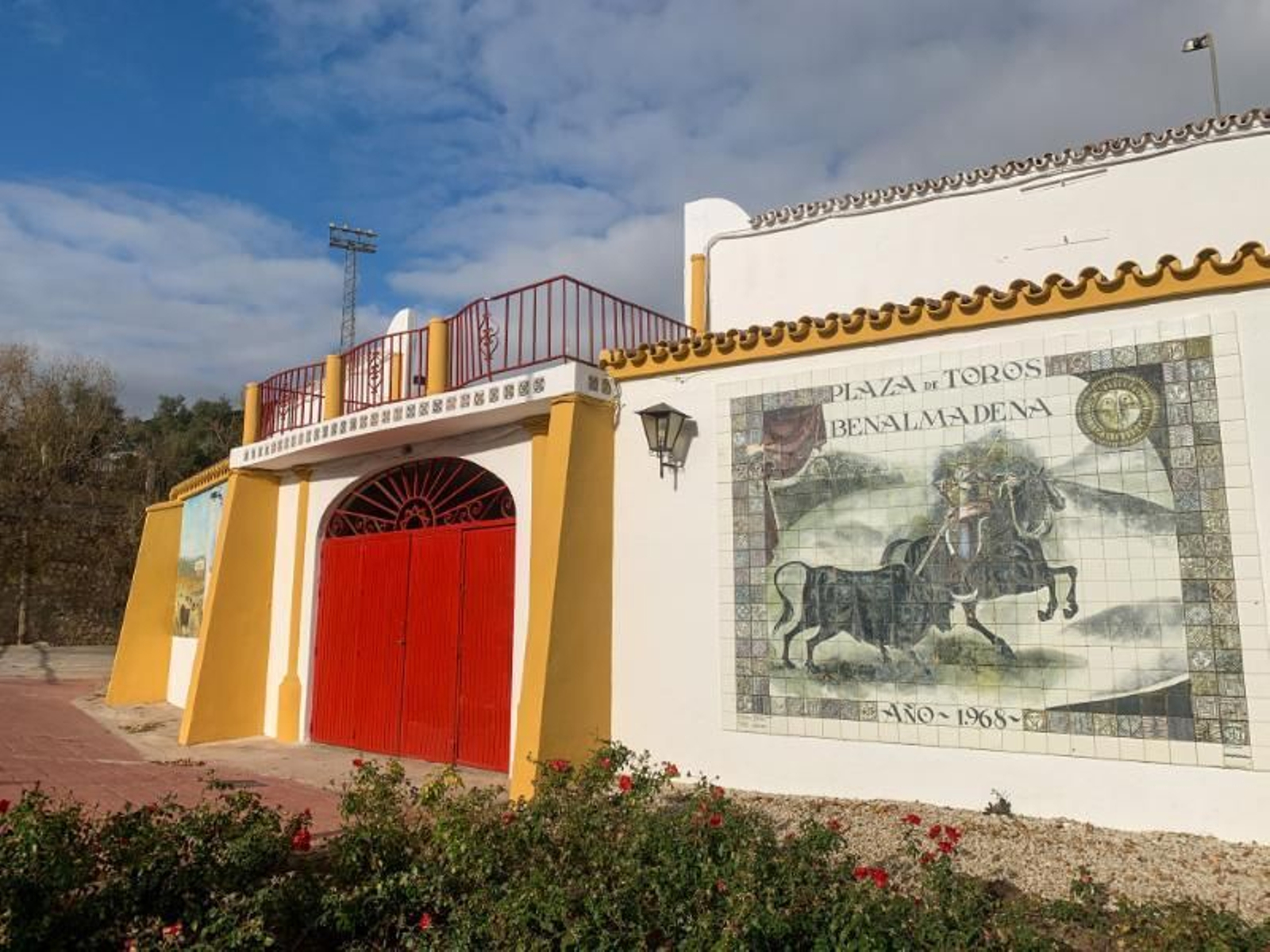 La fachada principal de la Plaza de Toros tras los trabajos de adecentamiento y pintura.