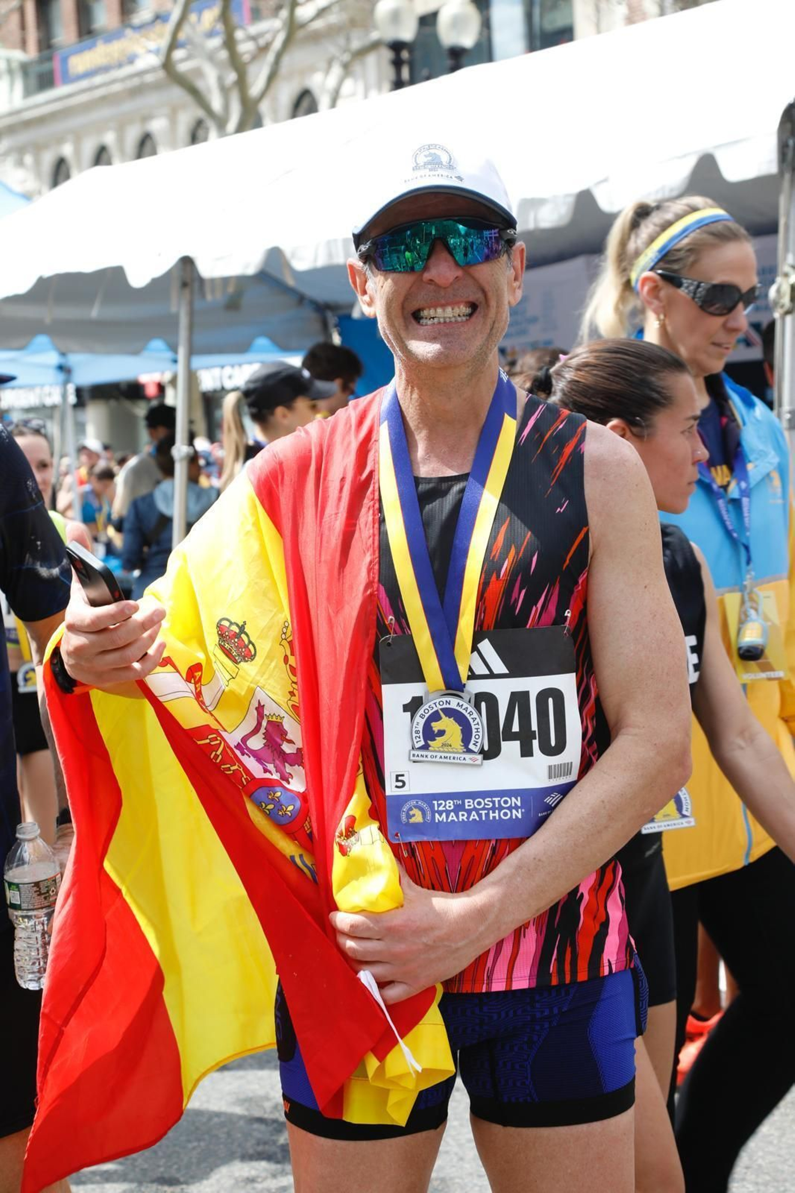 El Doctor Ríos posa sonriente con su medalla tras completar la exigente prueba.