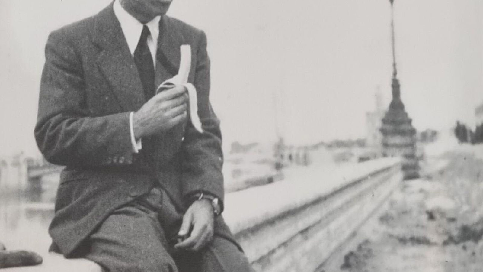 El Capomissione Tenente di Vascello Decio Catalano en Sevilla horas antes de subir el avión de regreso a Italia. La fotografía fue tomada en la ribera del Guadalquivir que da a la Avenida de las Delicias. Al fondo se puede ver el Puente de San Telmo y la Torre del Oro.