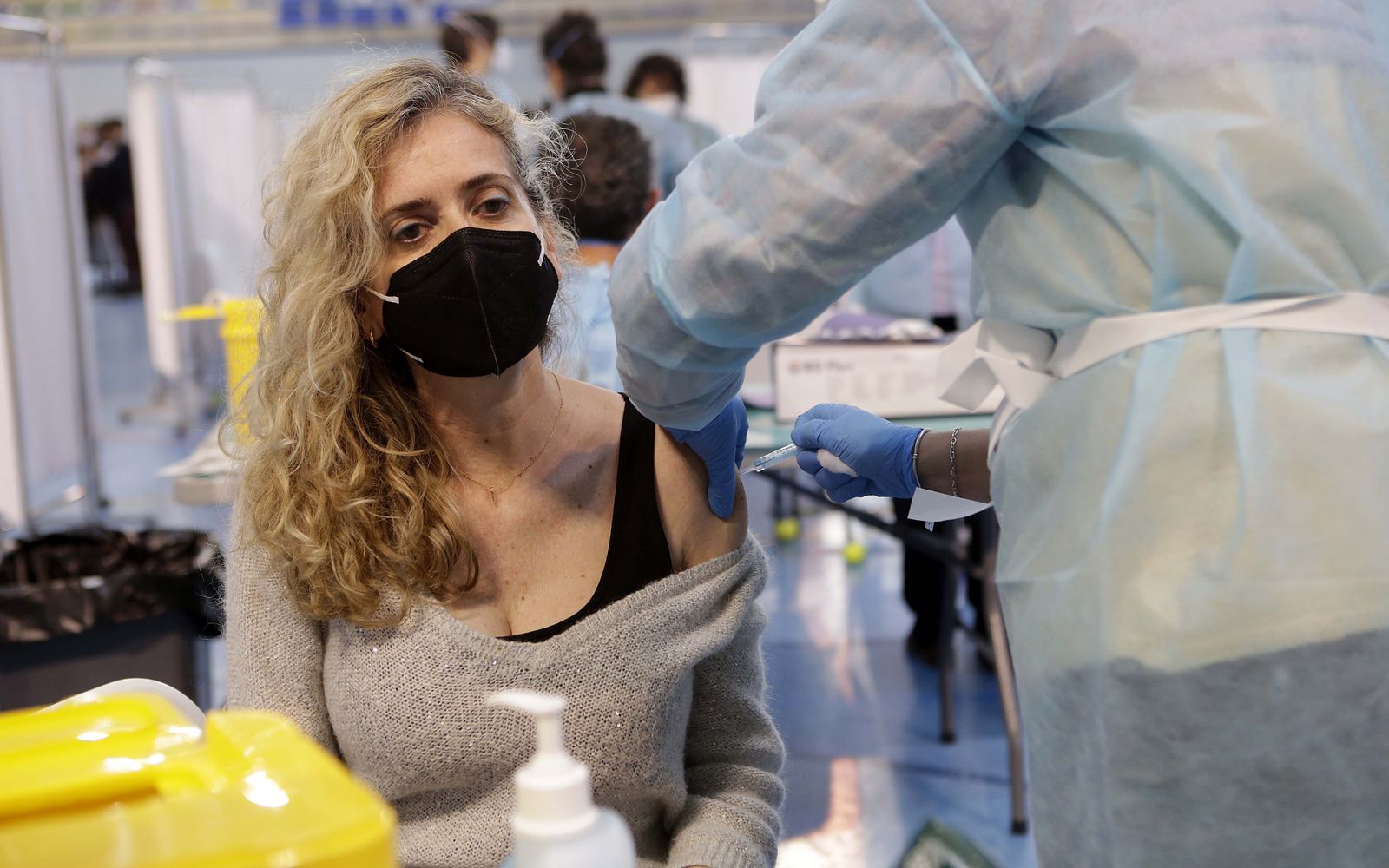Vacunación de profesores en el pabellón deportivo del SADUS