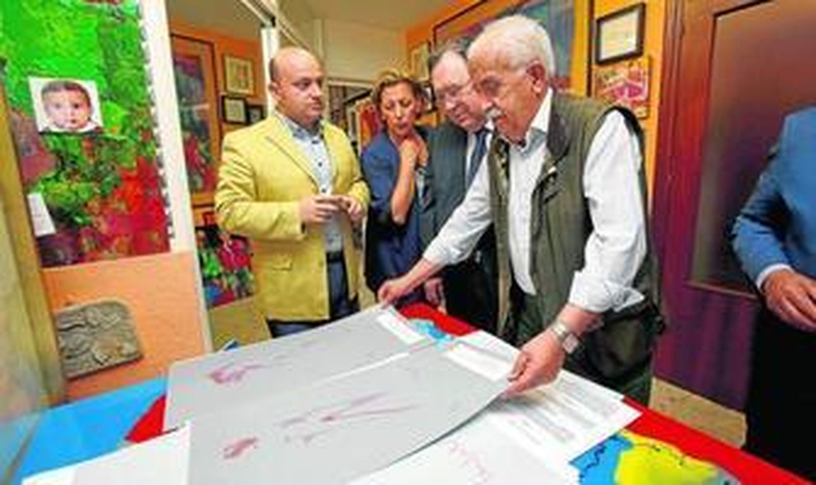 Luis Gonzalo muestra sus dibujos a los miembros de la Academia de San Dionisio.