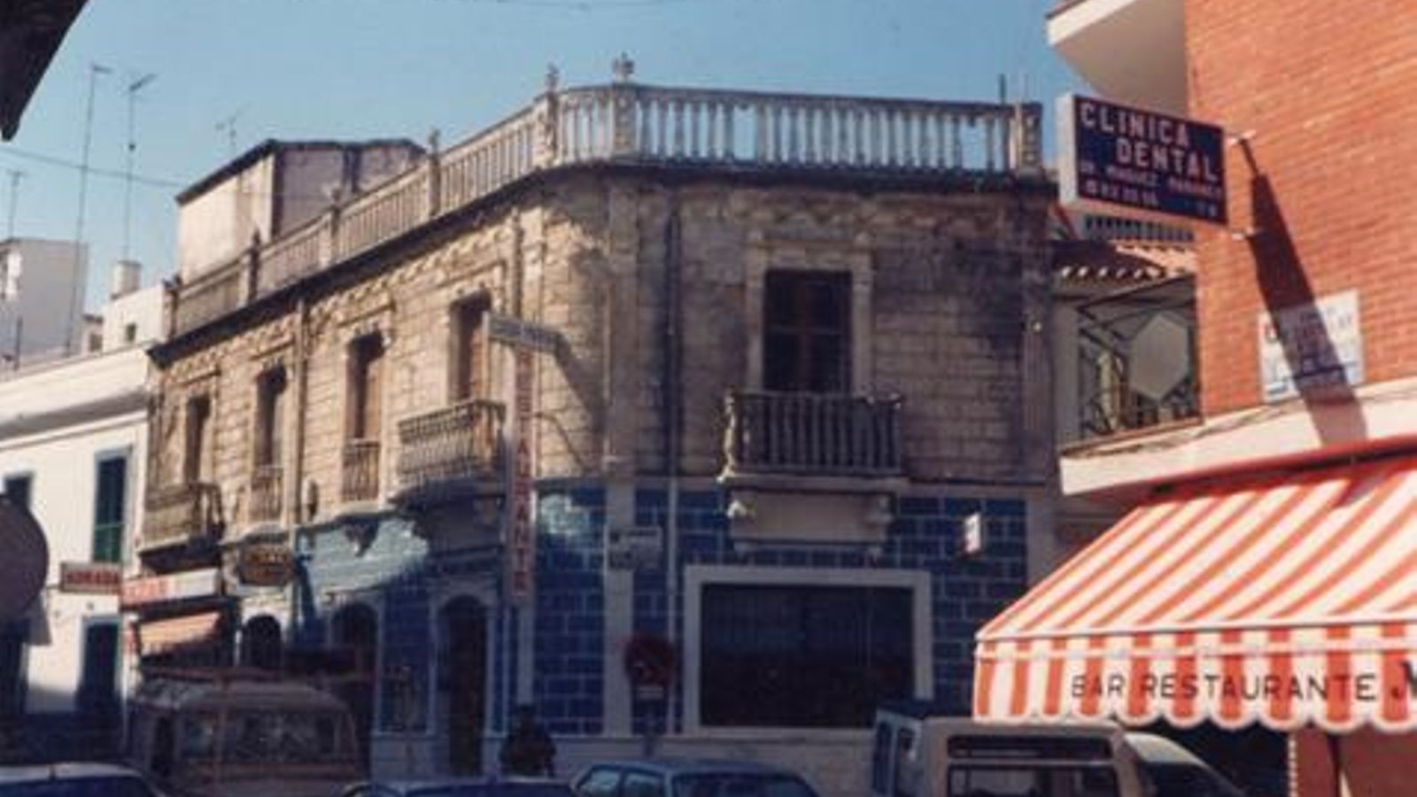 El antiguo emplazamiento de Casa María. En primer término, la esquina del Bar Montes en la confluencia de la calle Juan Morrison con la calle Panadería o Castelar.