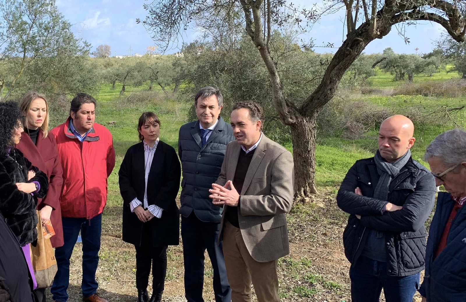 Un momento de la inauguración de la nueva iliminación, el viernes, junto al Dolmen de Matarrubilla.
