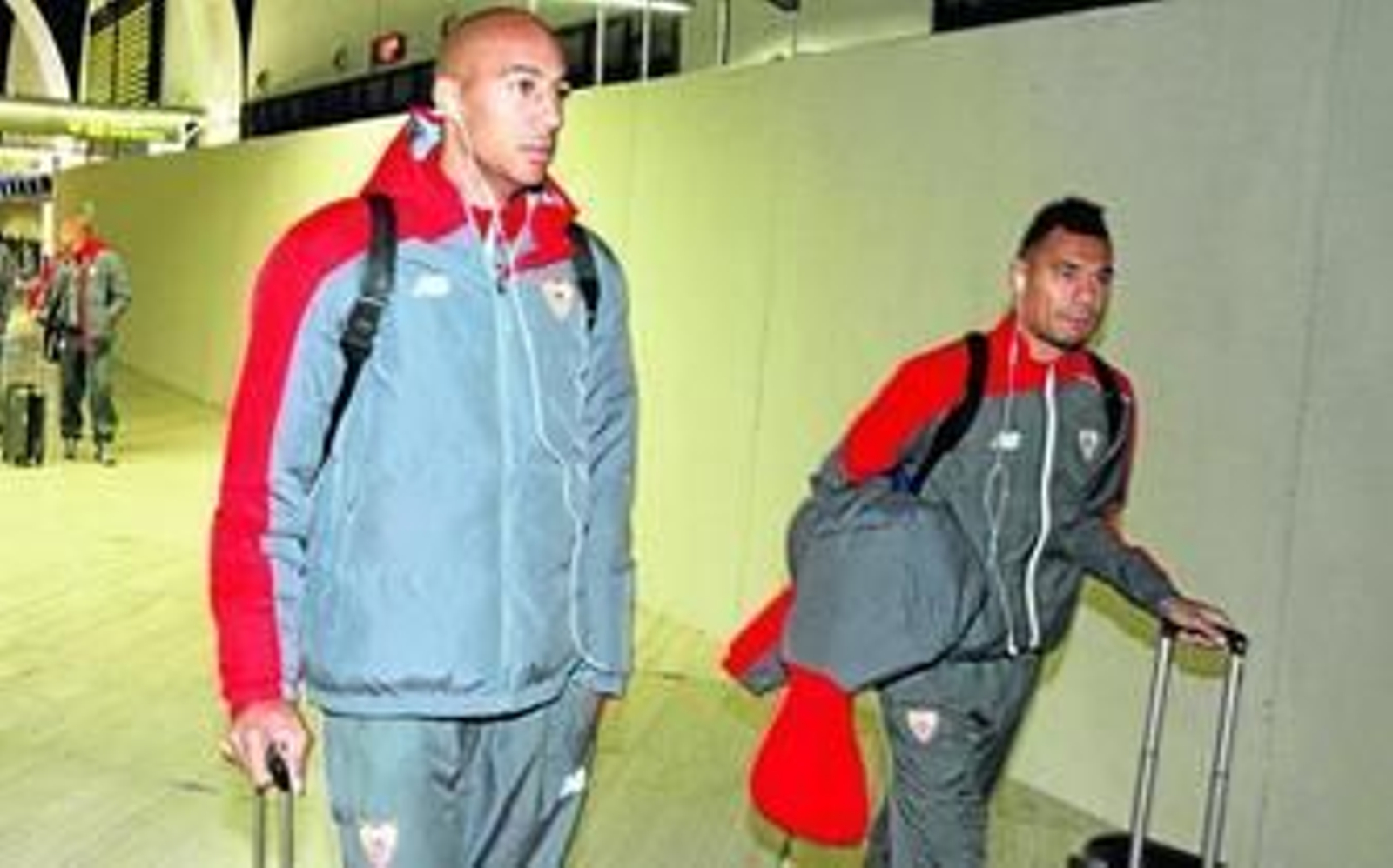 N'Zonzi y Kolodziejczak, camino de embarcar rumbo a Düsseldorf.