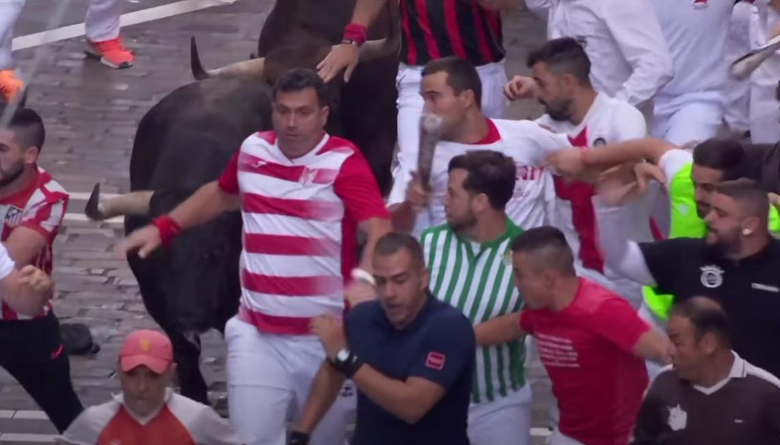 El corredor granadinista delante de los toros de Jandilla en el sexto encierro de San Fermín 2022