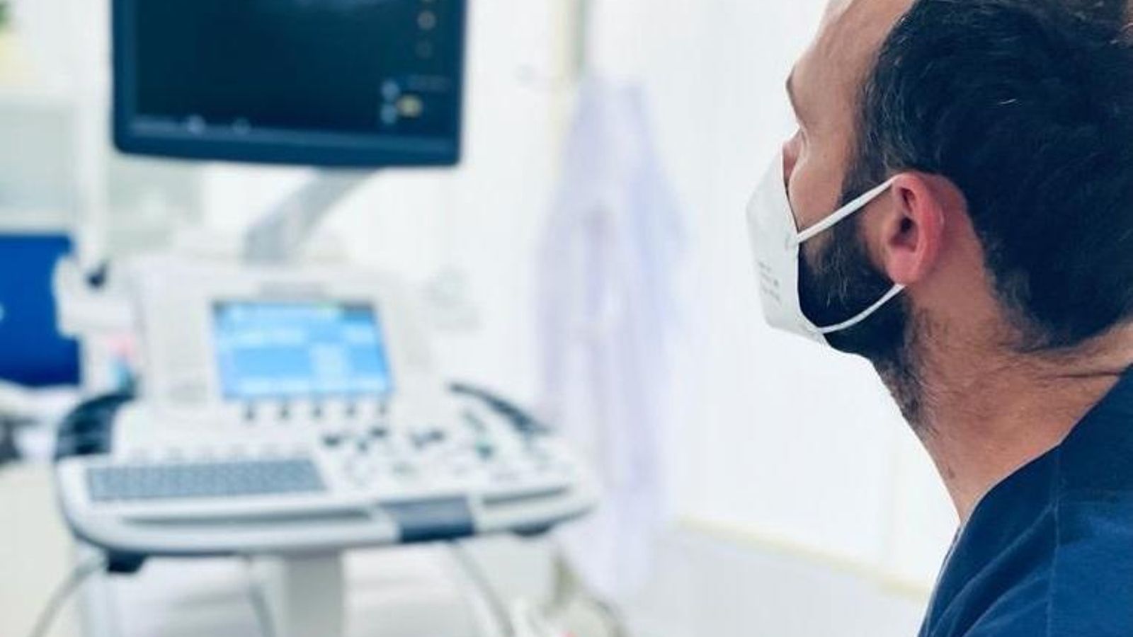 El doctor Pablo Sánchez Dorado en una consulta.