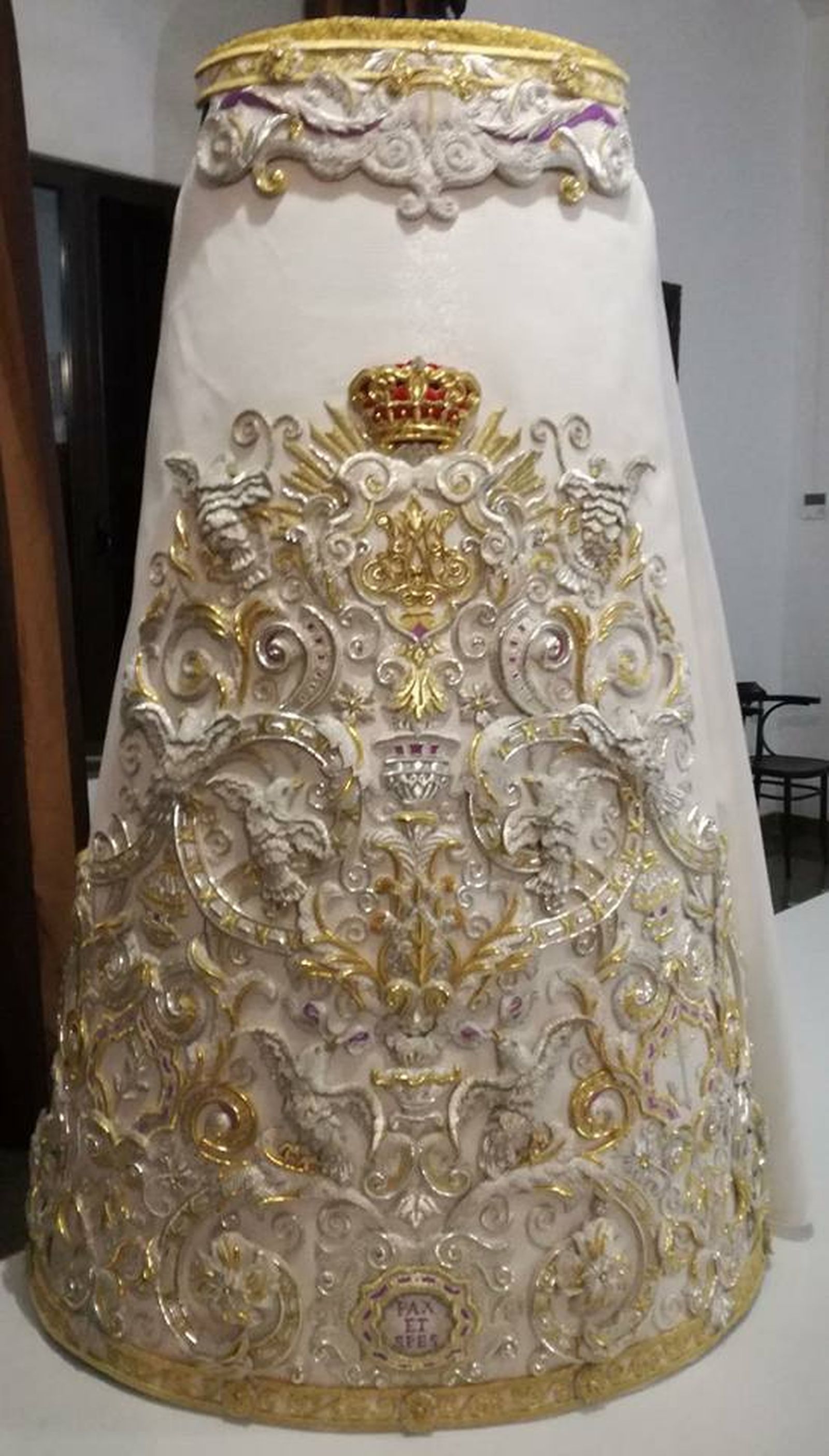 Detalle de la nueva saya de la Paz y Esperanza.