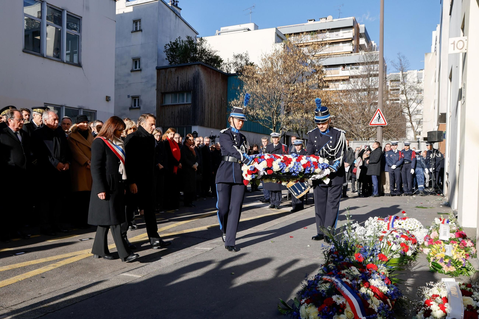 El presidente de Francia, Emmanuel Macron, y la alcaldesa de París, Anne Hidalgo, en la ceremonia por el décimo aniversario del ataque contra 'Charlie Hebdo'.