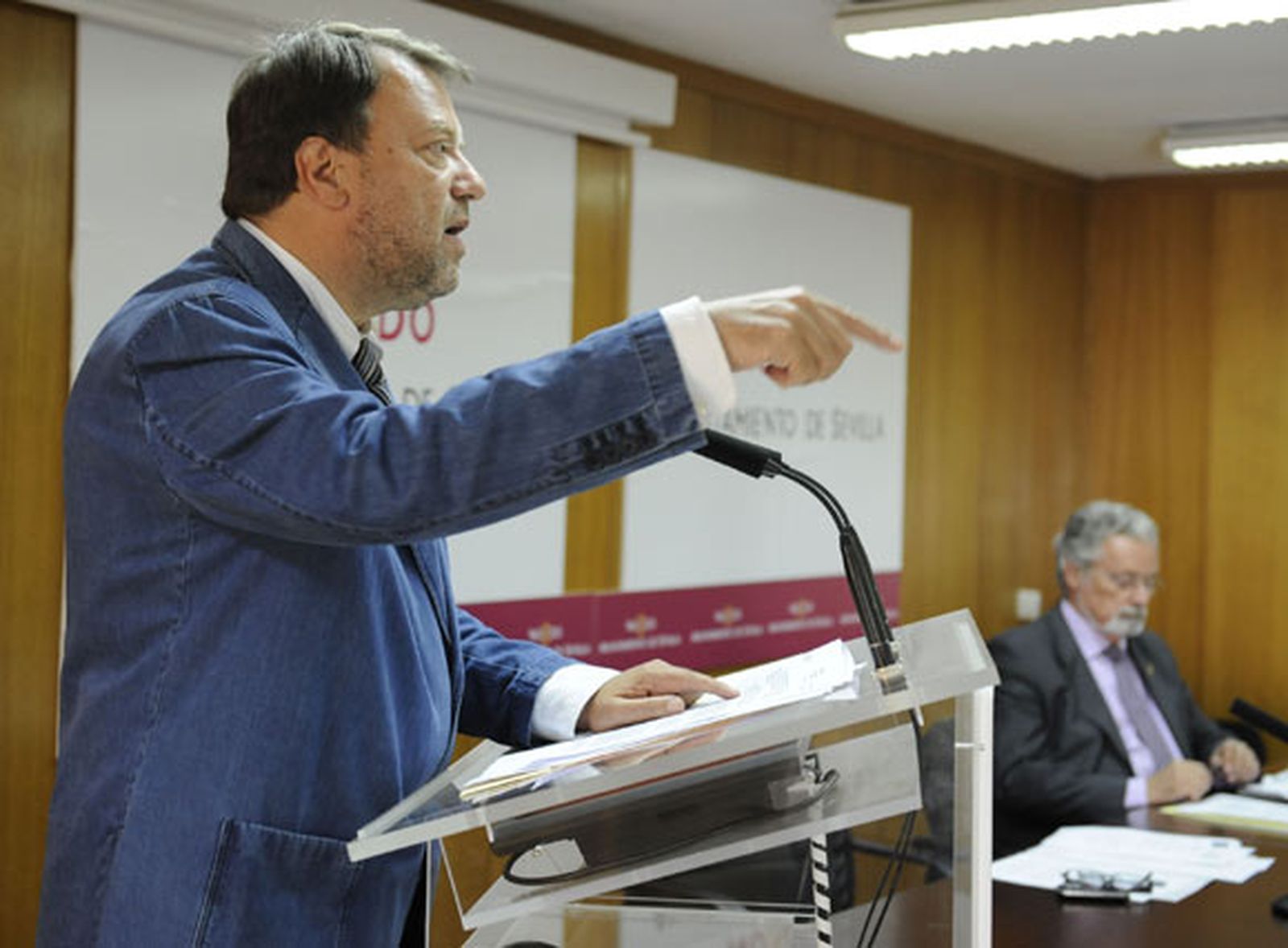 El alcalde asegura la reanudación de los parkings y exige las devoluciones