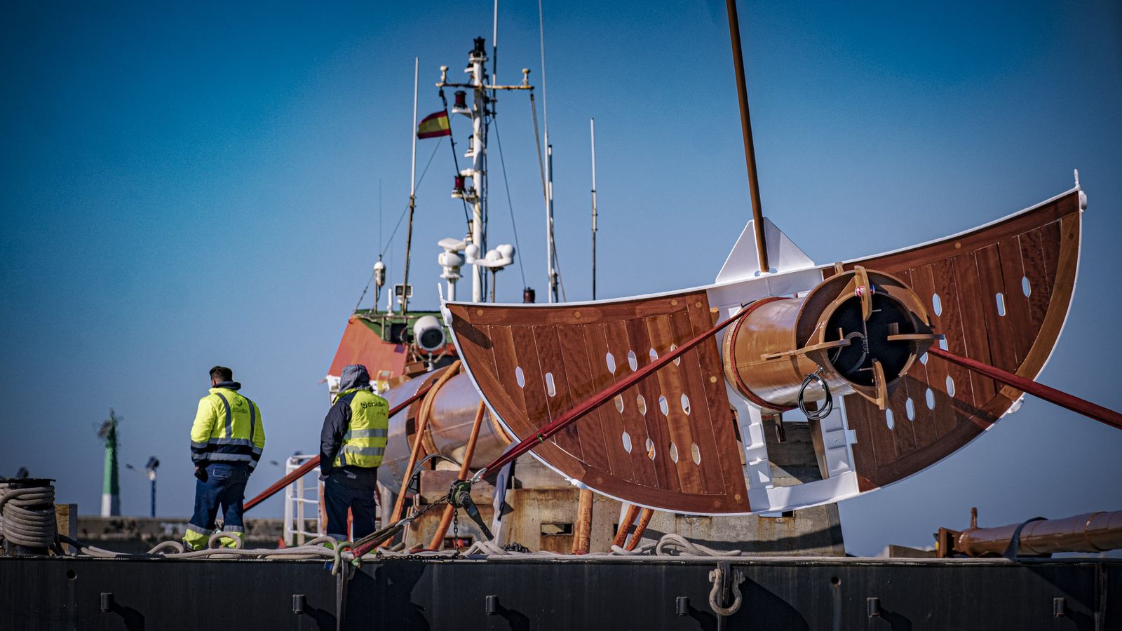 Las imágenes del  traslado por mar del mástil del buque escuela Juan Sebastian Elcano a la Punta de San Felipe
