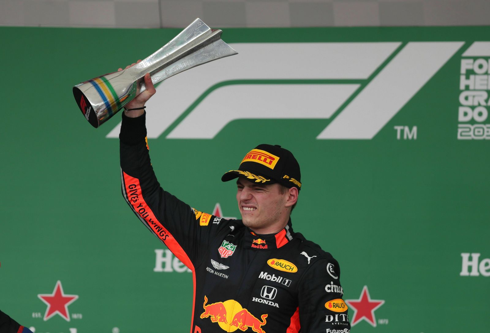 Verstappen levanta el trofeo que le acredita como ganador en el GP de Brasil.