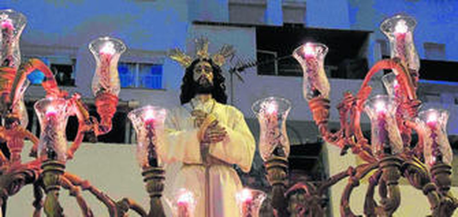 Un momento del desfile procesional del Medinaceli de San Roque a su salida de la capilla de La Trinidad.