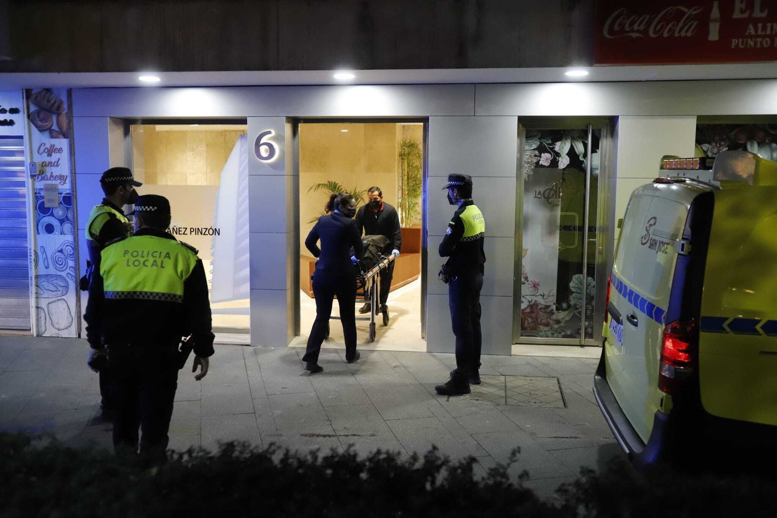 Los servicios funerarios trasladan el cadáver de Juan José Domínguez de su domicilio.