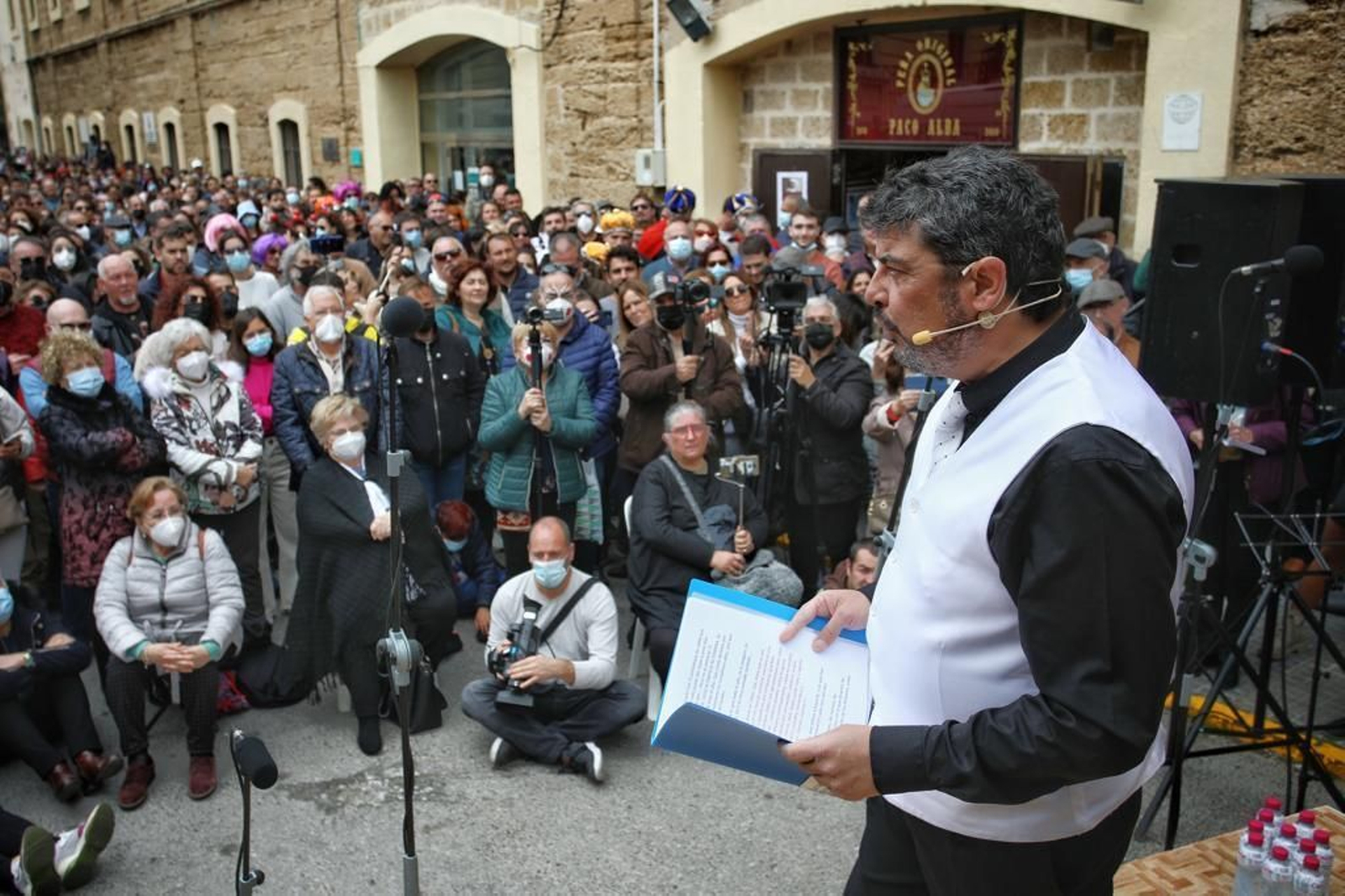 Francis Sevilla Pecci en un momento del pregón con el que ha comenzado el Carnaval callejero de este año.
