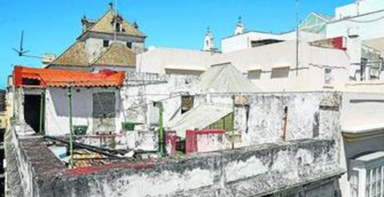 La azotea del número 34 de la calle Vea Murguía, por la que los okupas acceden hasta la antigua residencia Jesús Abandonado.