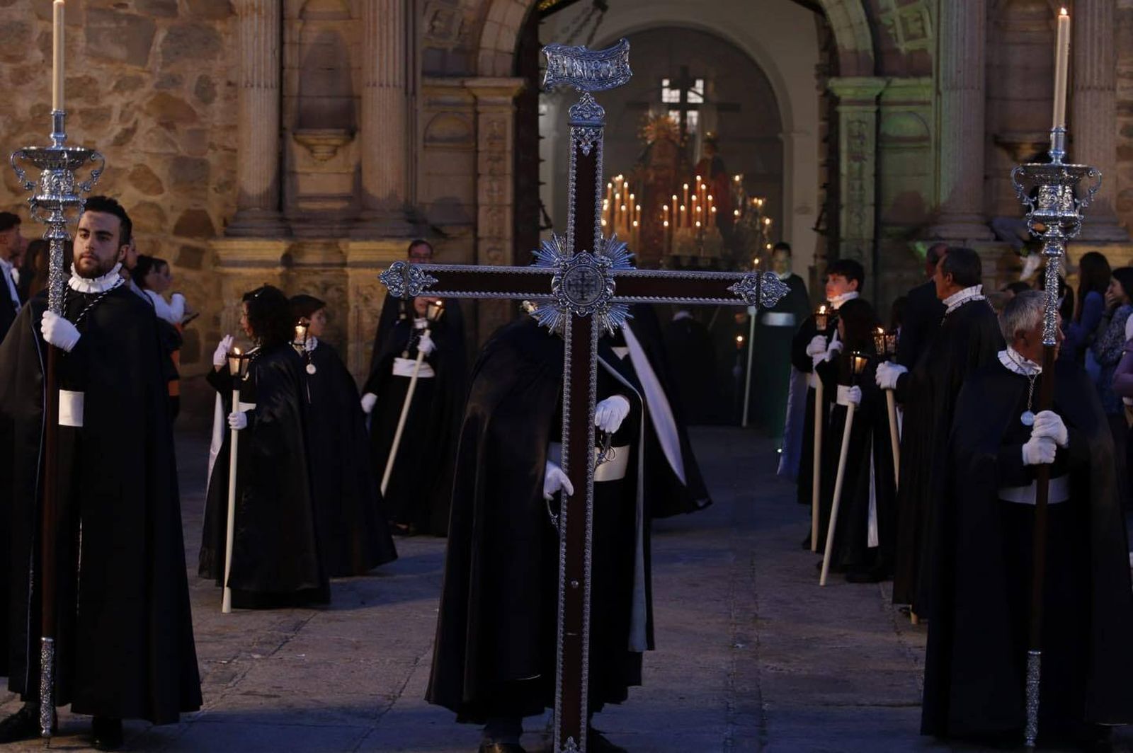 Viernes Santo en Hinojosa: Silencio ante el santo Sepulcro