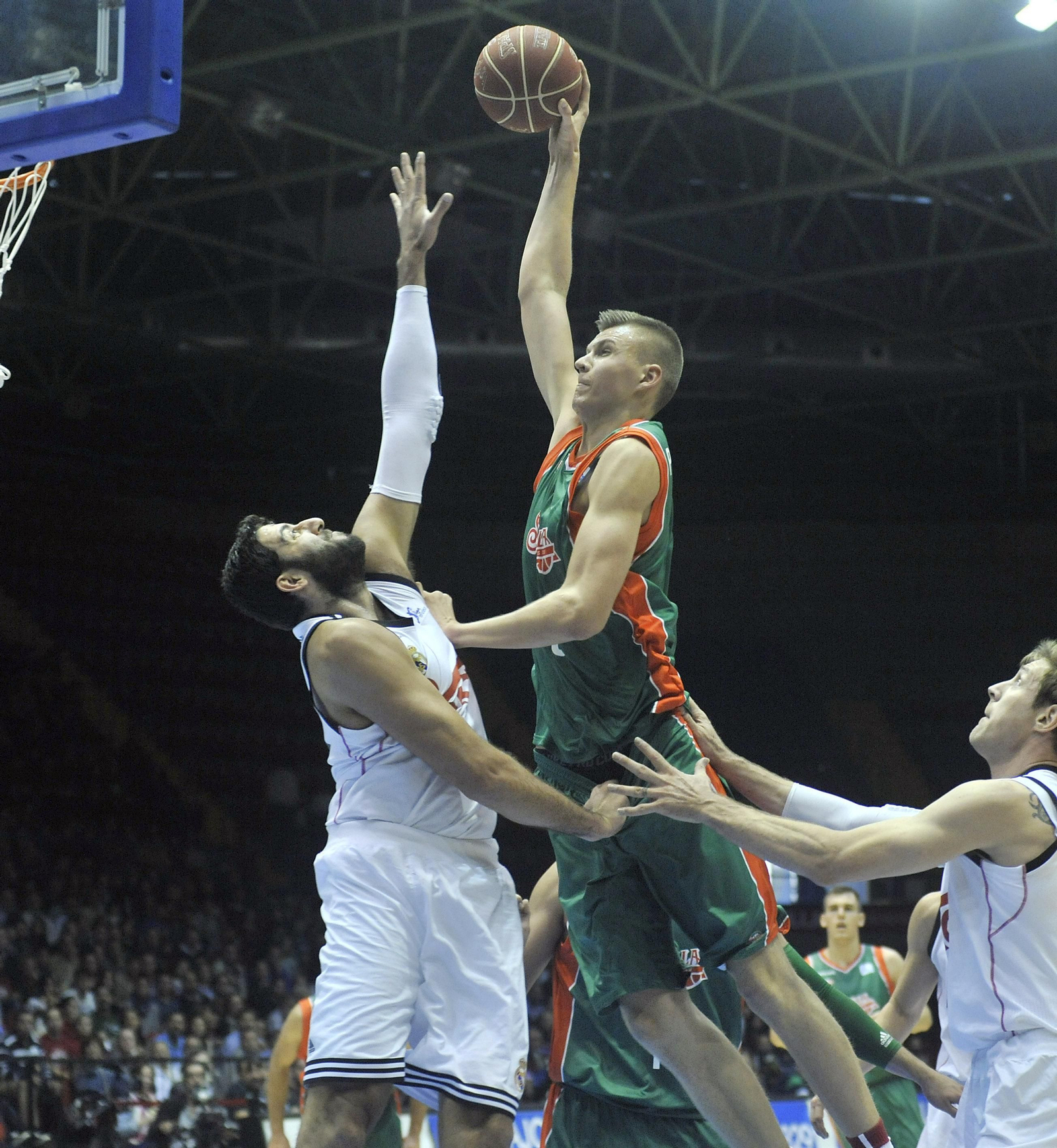 Porzingis machaca ante Bourousis.