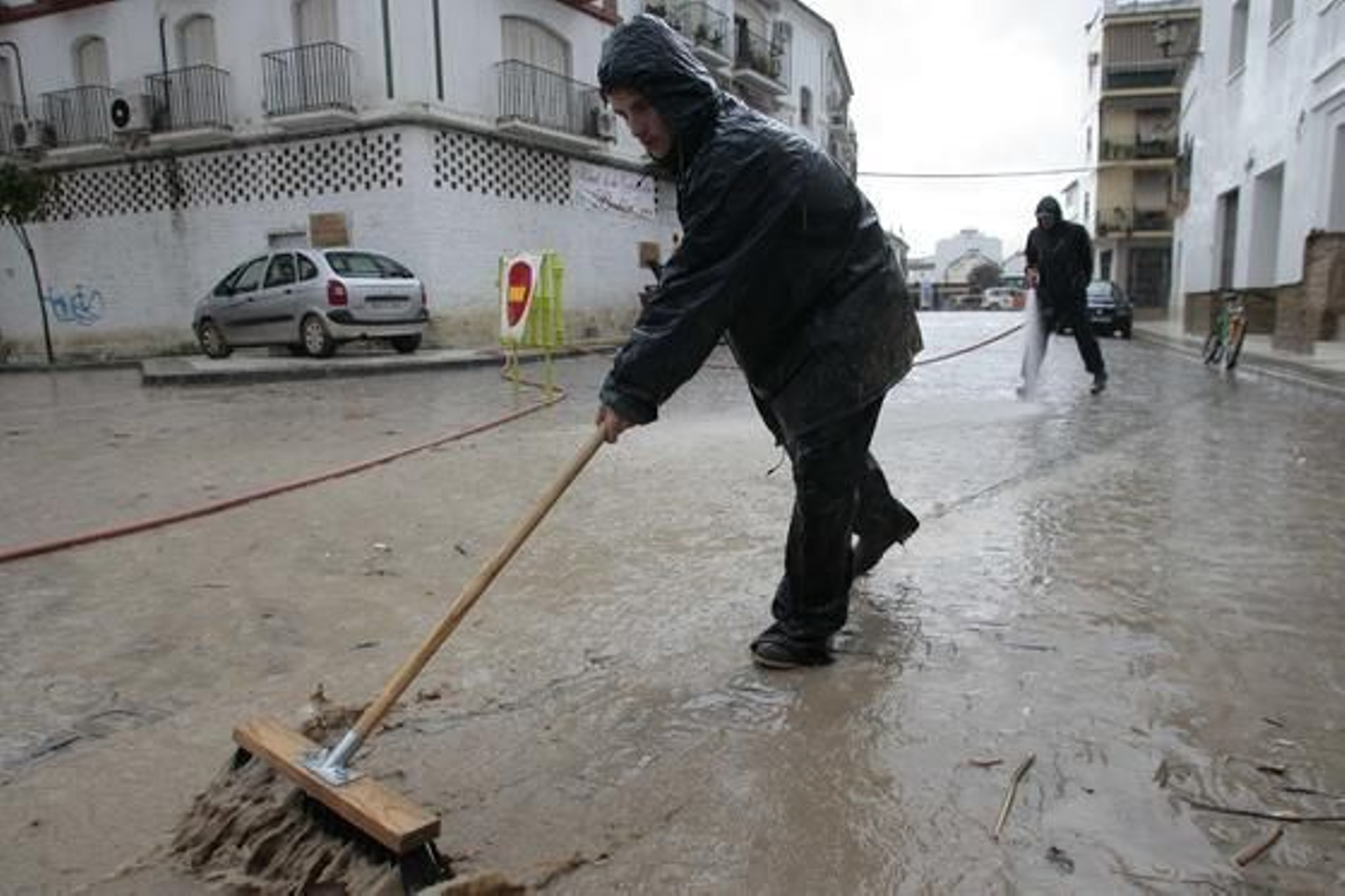 Tareas de limpieza de lodo en Écija.

Foto: Juan Carlos Muñoz