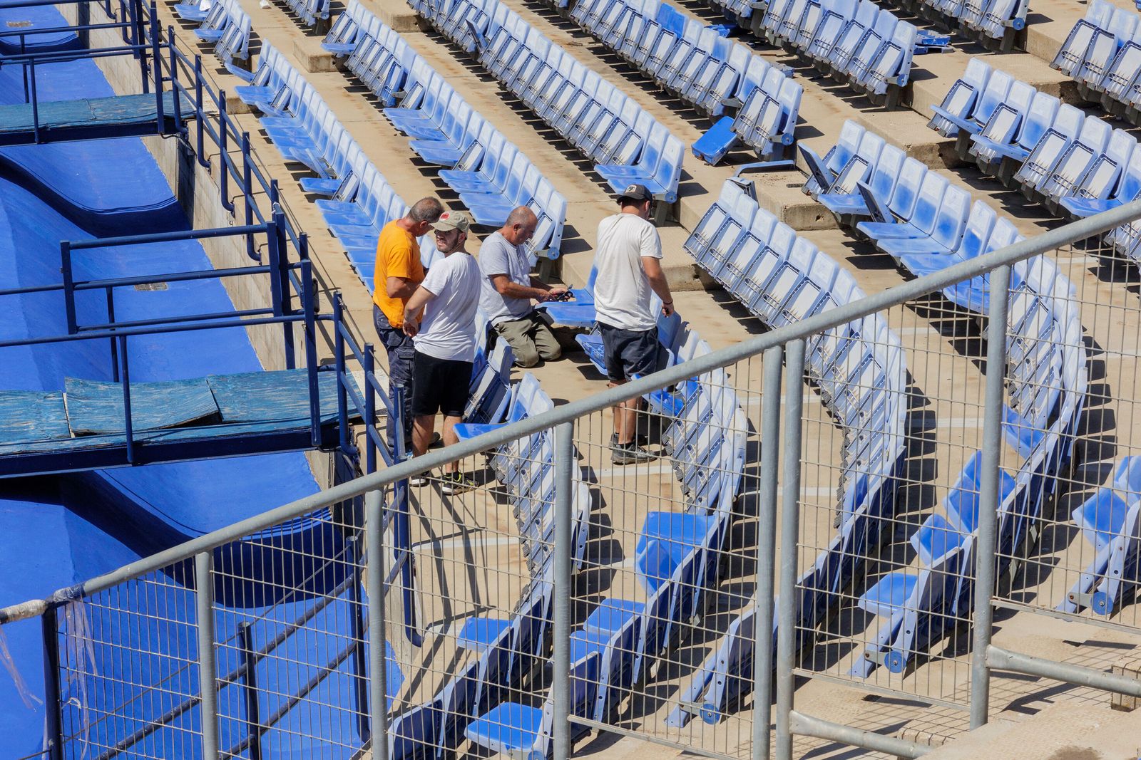 Reparación de asientos en el Nuevo Colombino, el pasado verano.