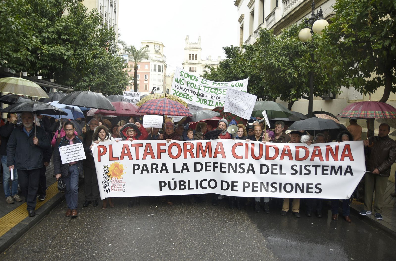 Pancarta que encabezó la manifestación por las pensiones públicas.