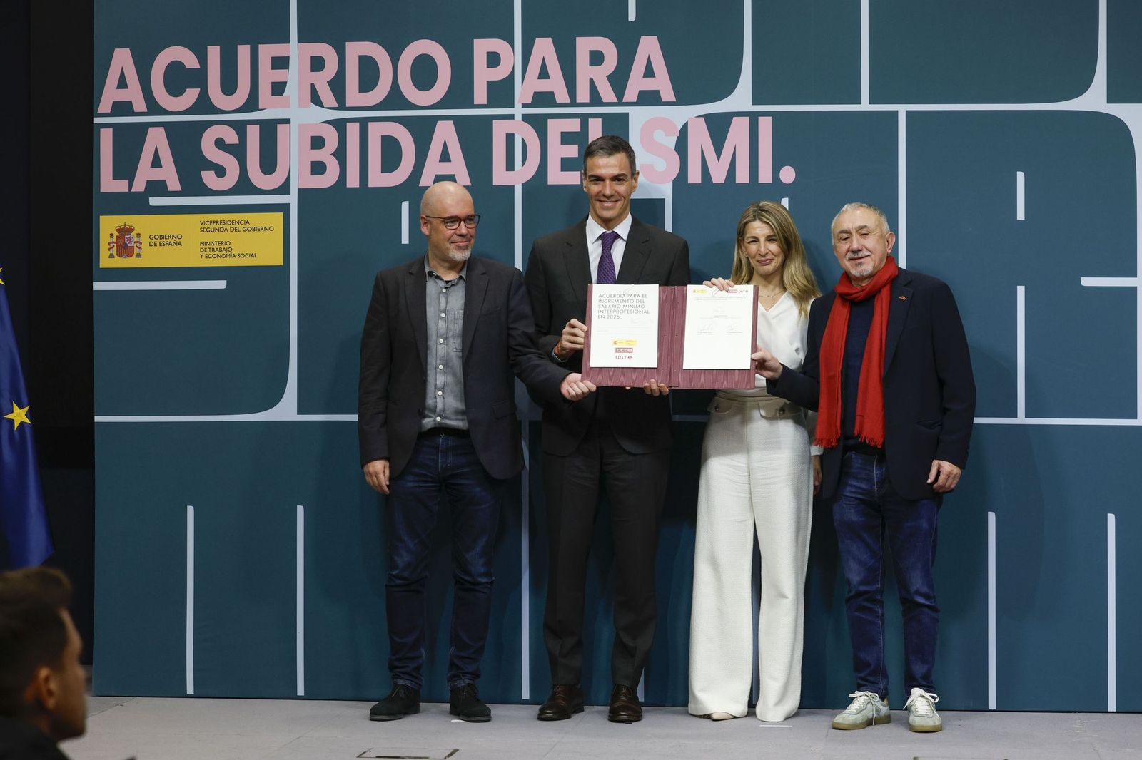 Unai Sordo, presidente de CCOO; Pedro Sánchez, presidente del Gobierno; Yolanda Díaz, vicepresidenta segunda y ministra de Trabajo y Economía Social; y Pepe Álvarez, presidente de UGT, con el acuerdo para la subida del SMI.