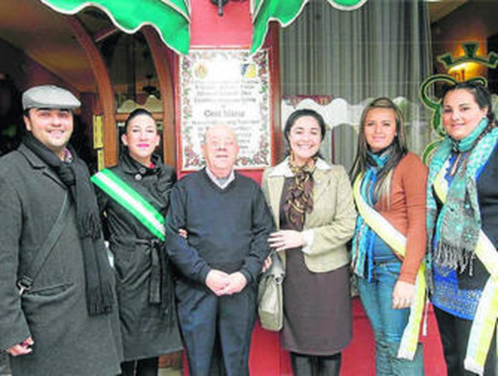 Troya y su hijo Bernabé (izq) cuando Nieto le entregó el distintivo en 2011.