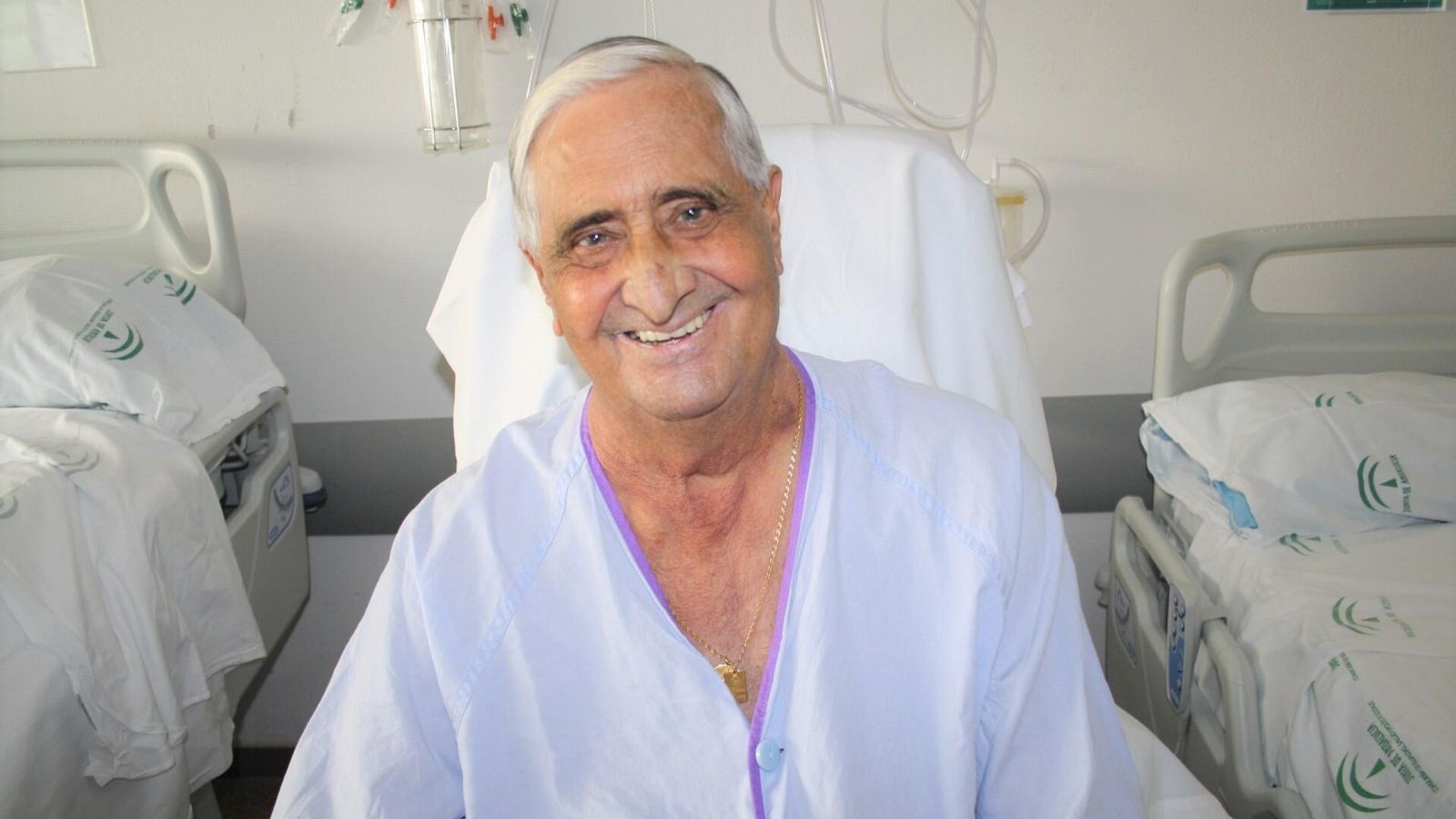 Francisco Reyes sonríe en su habitación antes de darle el alta